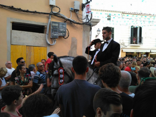 El primer jaleo de Sant Martí hace vibrar Es Mercadal