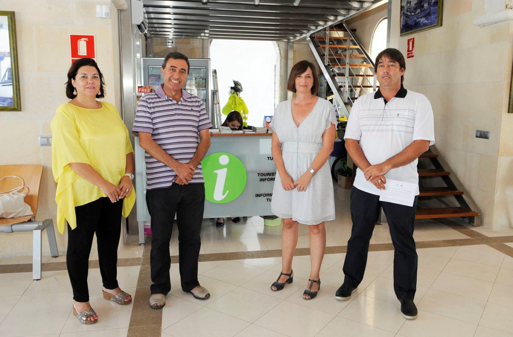 Las autoridades acompañaron a Maite Salord en la presentación formal de la nueva oficina turística de Fornells.