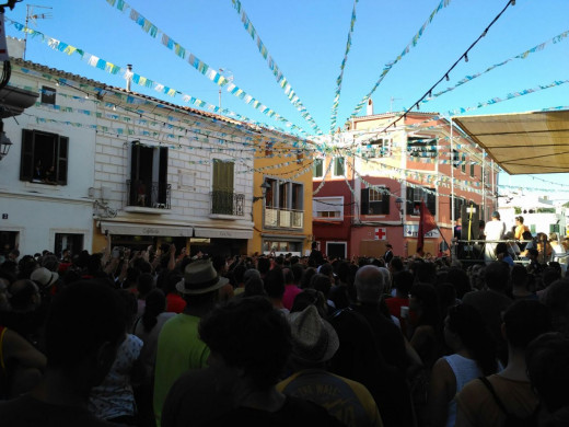 El primer jaleo de Sant Martí hace vibrar Es Mercadal