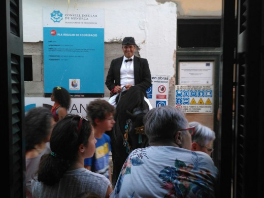 El primer jaleo de Sant Martí hace vibrar Es Mercadal