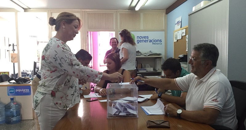 Agueda Reynés votando en Maó