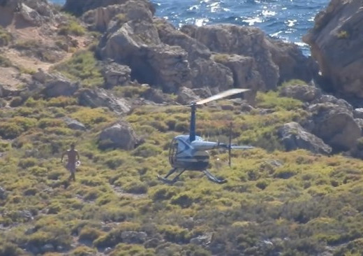 (Fotos) Se lanza desde un helicóptero para bañarse en un espacio protegido