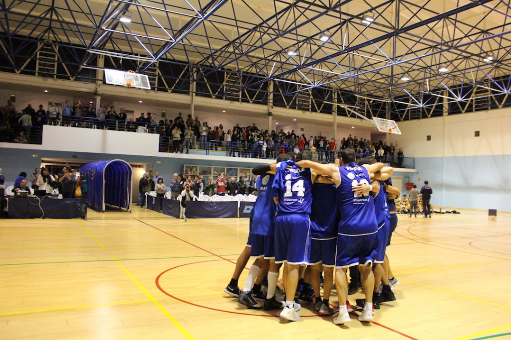 Celebración tras el triunfo ante el Collblanc (Foto: Bàsquet Menorca)