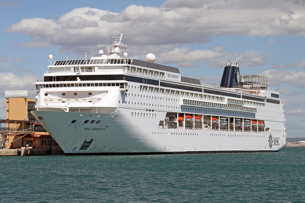 Crucero en el puerto de Maó.