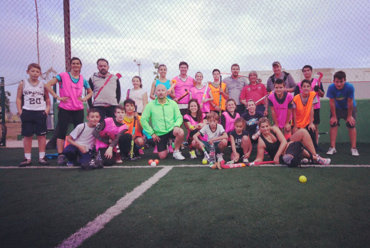 Foto de familia del Menorca Hockey Club.