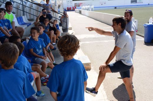 Raúl, con los pequeños (Foto: Víctor Cicuéndez)