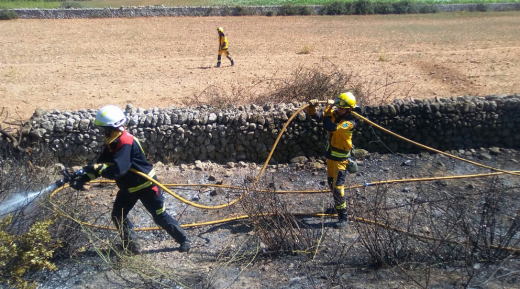 Imagen de los bomberos trabajando en el incendio. Foto IBANAT