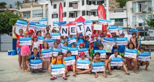 Imagen de los jóvenes en la playa