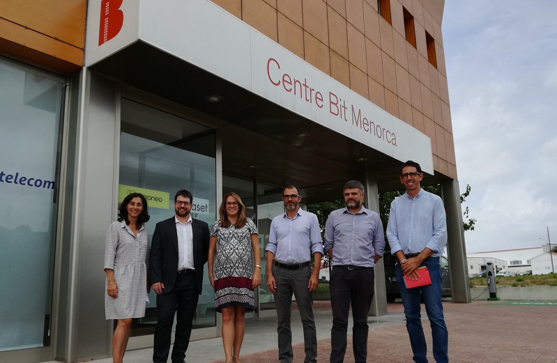 Las autoridades presentes en el acto frente a la puerta del centro