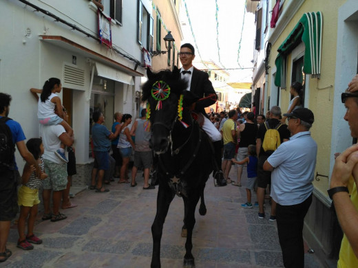 El primer jaleo de Sant Martí hace vibrar Es Mercadal