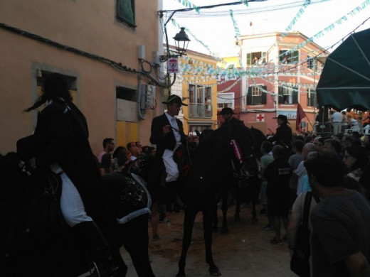 El primer jaleo de Sant Martí hace vibrar Es Mercadal