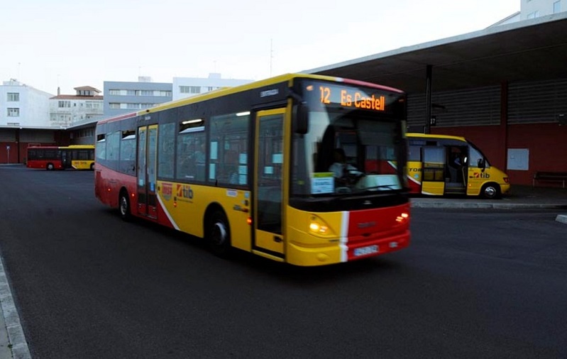 Autobús en la estación de Maó.