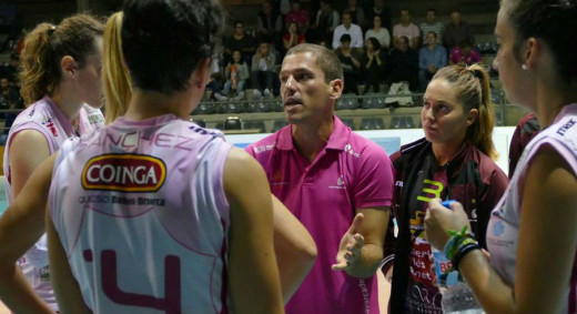 Bep Llorens dando instrucciones en un tiempo muerto