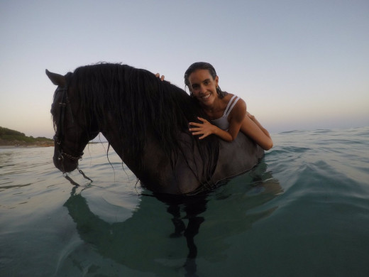 Carbonell, a lomos de un caballo en el mar.