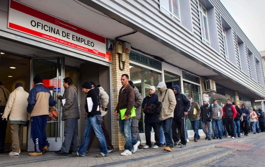 Cola en una oficina del paro