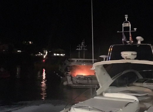 El yate, ardiendo en el puerto de Maó.