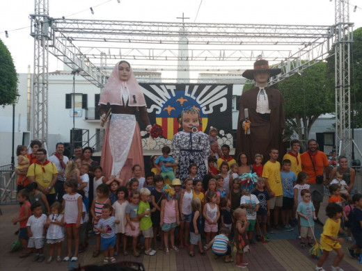 Imagen de la fiesta para preparar y vestir a los gigantes.