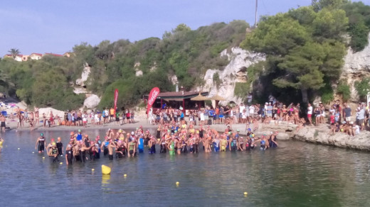 Los triatletas, antes de iniciar la prueba de natación entre un gran ambiente y mucho público (Foto: Pepe Mir)