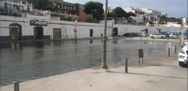 Imagen de una "rissaga" en el puerto de Ciutadella