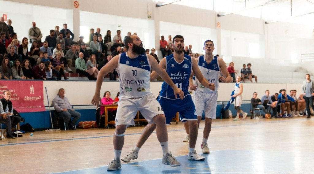 Isma Seguí, a la caza de un rebote (Foto: Bàsquet Menorca)