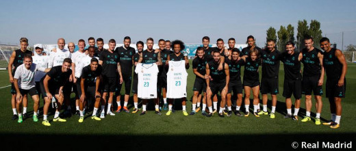 La plantilla del Real Madrid, con la camiseta de Llull.