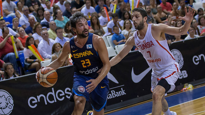 Llull bota la pelota ante un rival.