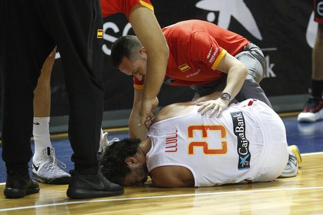 Llull, en el suelo tras lesionarse.