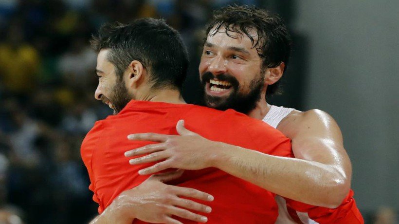 Llull se abraza a Navarro.