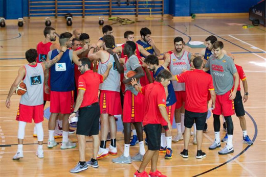 Piña de los jugadores tras el último entrenamiento (Foto: feb.es)