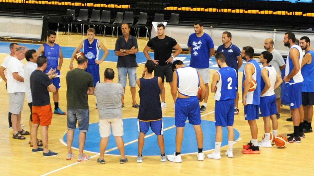 Plantilla, cuerpo técnico y jugadores en la pista (Fotos: Tolo Mercadal)