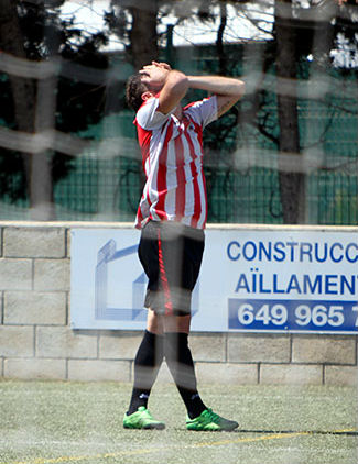 Un jugador del Mercadal se lamenta.