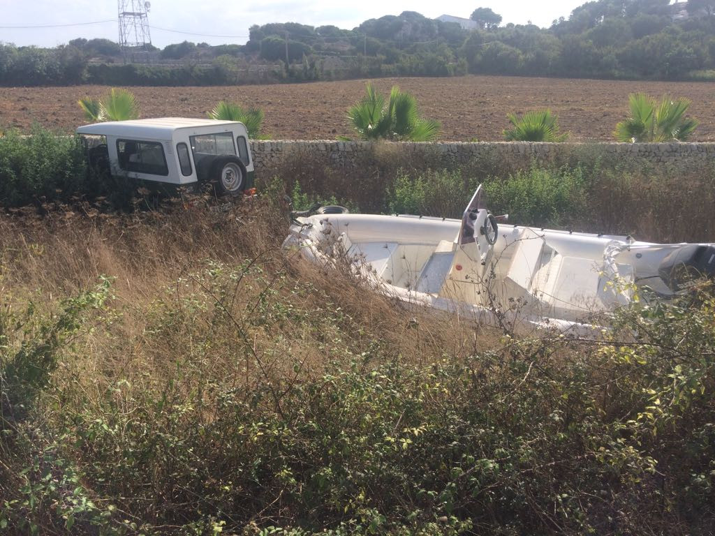 El vehículo accidentado viajaba con una embarcación en un remolque.