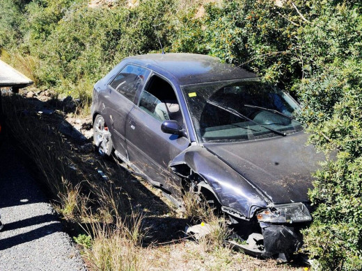 Un coche accidentado en la carretera general.