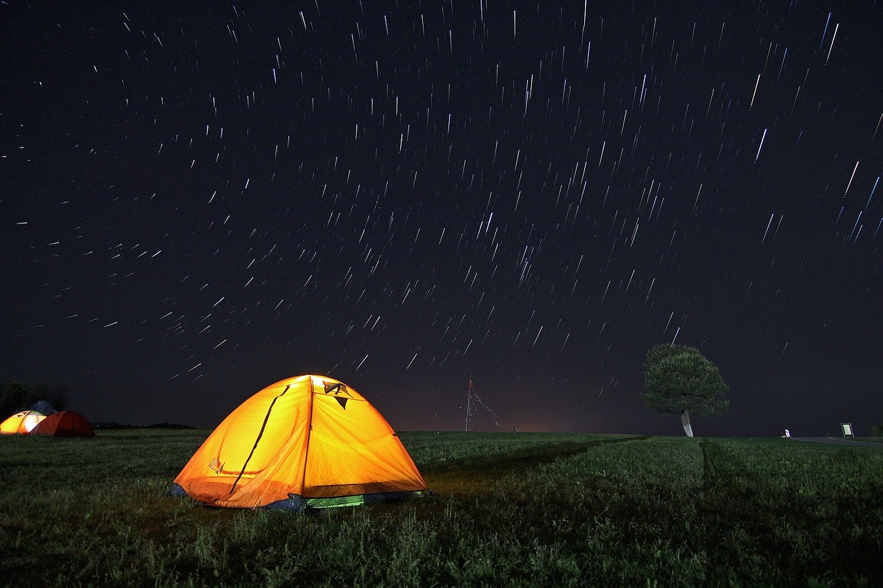 Night camp. Палатка. Палатка в лесу. Звездное небо и палатка. Палатка под дождем.