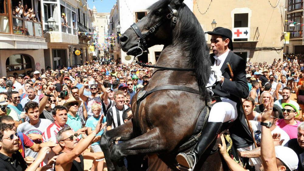 Espectacular jaleo este domingo en Alaior (Fotos: Tolo Mercadal)