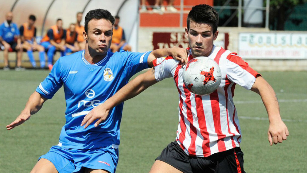 Ramón Huéscar trata de alcanzar un balón (Fotos: Tolo Mercadal)