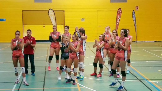 Las jugadoras, saludando tras el triunfo (Foto: CV Ciutadella)