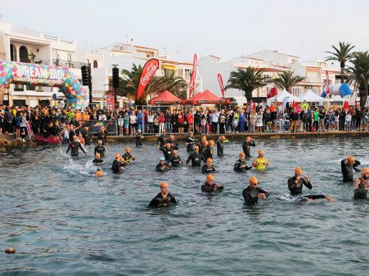 (Fotos) Culto al triatlón en Fornells