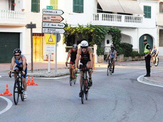 (Fotos) Culto al triatlón en Fornells