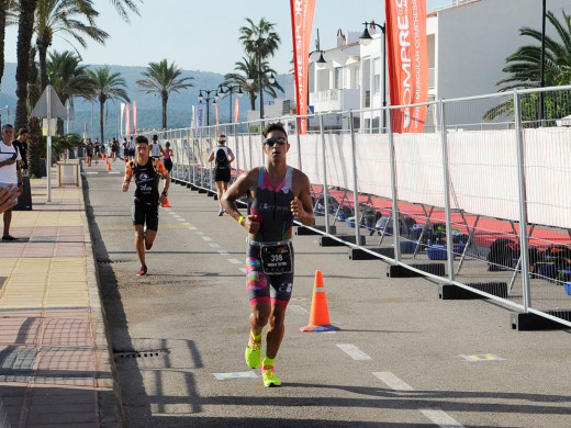 (Fotos) Culto al triatlón en Fornells