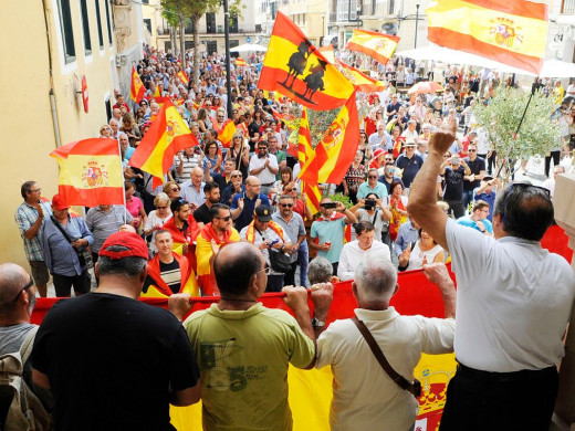 (Fotos) Centenares de personas se manifiestan en Menorca por la unidad de España