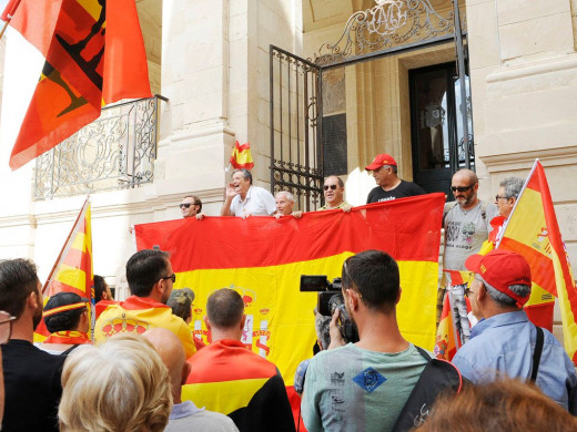 (Fotos) Centenares de personas se manifiestan en Menorca por la unidad de España