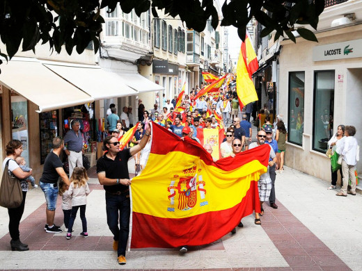 (Fotos) Centenares de personas se manifiestan en Menorca por la unidad de España