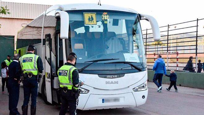 Inspección a un autobús escolar.