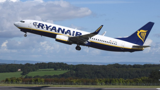 Avión de Ryanair despegando.