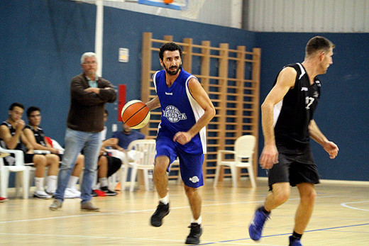 Dani García bota la pelota en un partido de pretemporada (Foto: deportesmenorca.com)