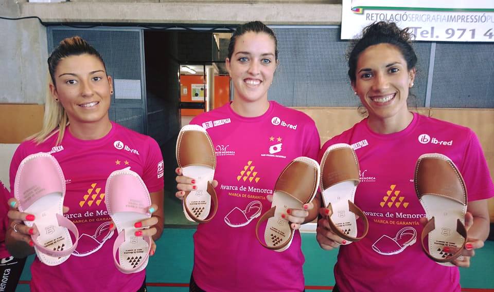 Bea Vázquez, Andrea García y Maira Westergaard, con sus "avarques" (Foto: Vòlei Ciutadella)