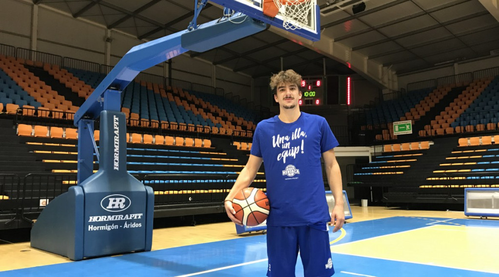 Carlos Sintes, en el Pavelló Menorca (Foto: Bàsquet Menorca)