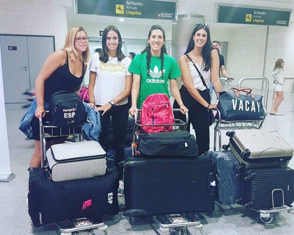 Algunas de las jugadoras, ayer a su llegada al aeropuerto.