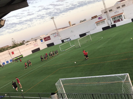 Los equipos juveniles y de Regional, entrenando en Los Pinos (Foto: CE Alaior)